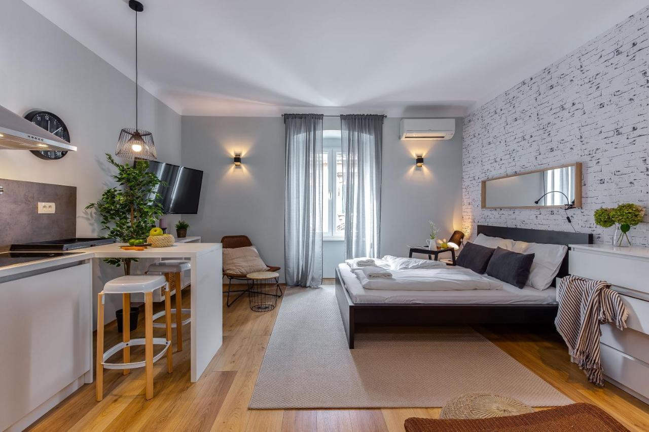 Adria Square Studios Rijeka Buitenkant foto