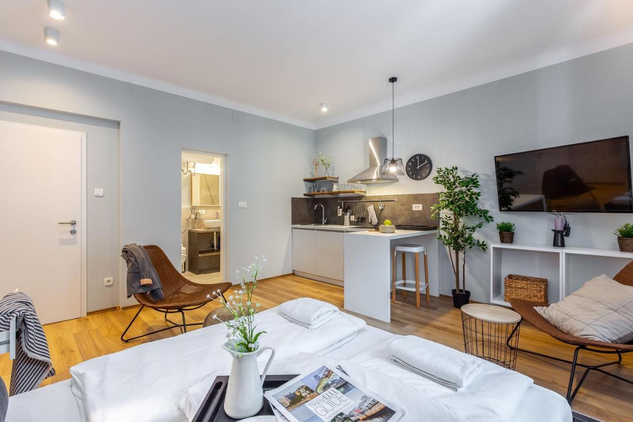 Adria Square Studios Rijeka Buitenkant foto